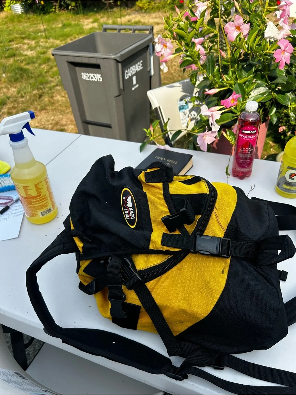 First down Men’s Yellow & Black Hiking Backpack Sz 18”x12”x8”